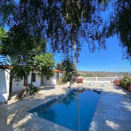 Villa Lunatika House *