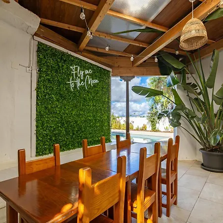 Villa Lunatika House *